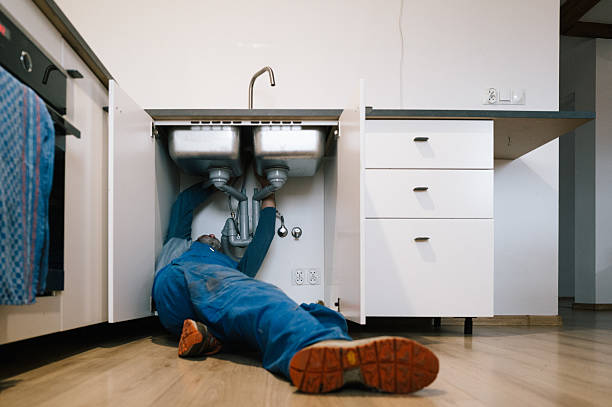 Professional Emergency Plumber technician working in Hometown, IL